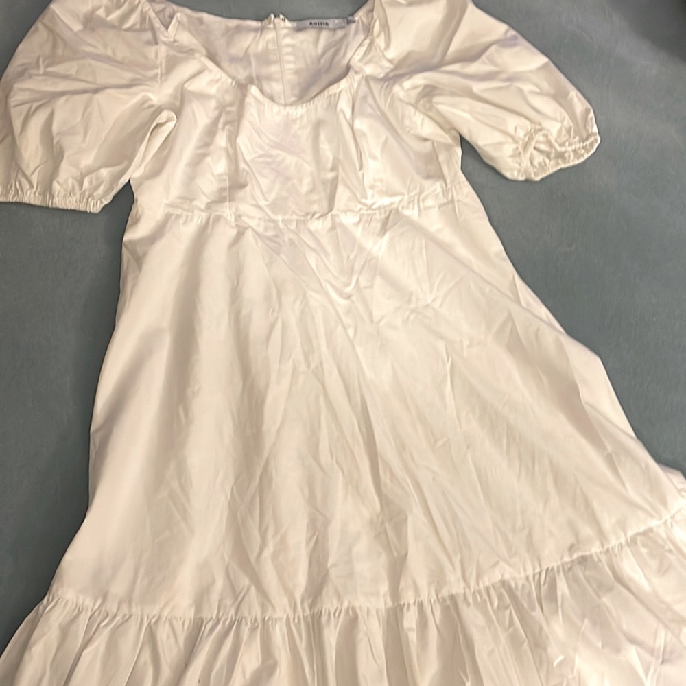 White casual dresse for any woman of any any ages.